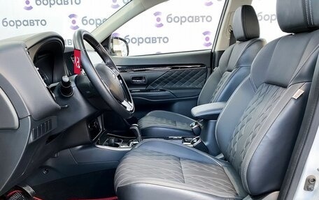 Mitsubishi Outlander III рестайлинг 3, 2022 год, 2 700 000 рублей, 10 фотография
