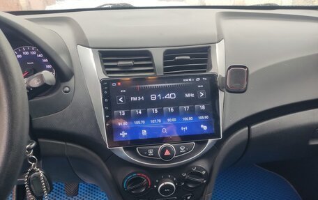 Hyundai Solaris II рестайлинг, 2011 год, 900 000 рублей, 15 фотография