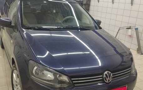 Volkswagen Polo VI (EU Market), 2013 год, 900 000 рублей, 1 фотография