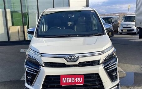 Toyota Voxy III, 2021 год, 2 057 000 рублей, 2 фотография