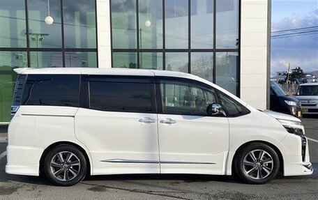 Toyota Voxy III, 2021 год, 2 057 000 рублей, 7 фотография