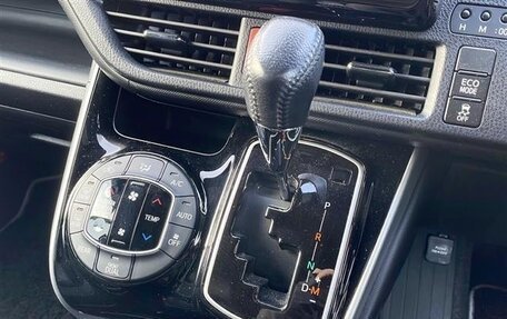 Toyota Voxy III, 2021 год, 2 057 000 рублей, 14 фотография