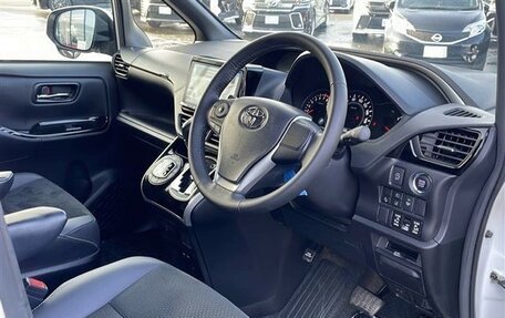 Toyota Voxy III, 2021 год, 2 057 000 рублей, 10 фотография