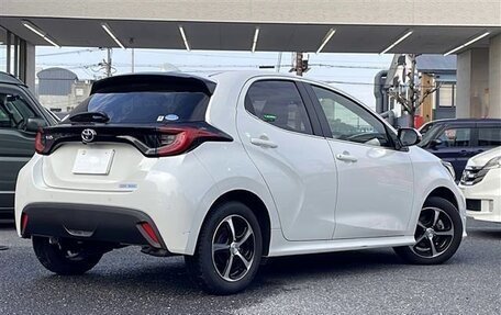 Toyota Yaris, 2022 год, 1 044 000 рублей, 4 фотография