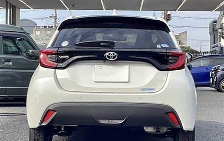 Toyota Yaris, 2022 год, 1 044 000 рублей, 5 фотография