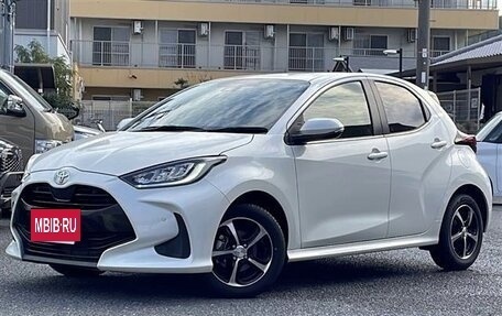 Toyota Yaris, 2022 год, 1 044 000 рублей, 3 фотография