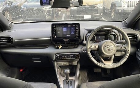 Toyota Yaris, 2022 год, 1 044 000 рублей, 10 фотография