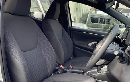 Toyota Yaris, 2022 год, 1 044 000 рублей, 9 фотография