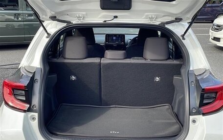 Toyota Yaris, 2022 год, 1 044 000 рублей, 17 фотография