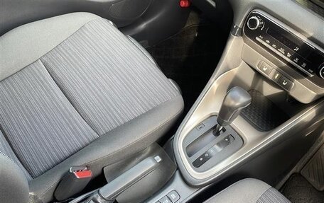 Toyota Yaris, 2022 год, 1 044 000 рублей, 12 фотография