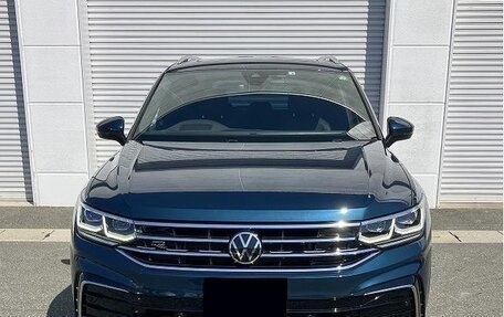 Volkswagen Tiguan II, 2022 год, 1 987 000 рублей, 2 фотография