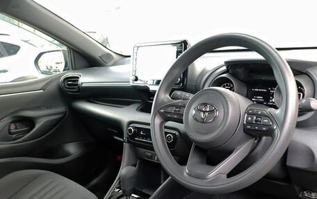 Toyota Yaris, 2022 год, 1 143 000 рублей, 11 фотография