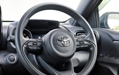 Toyota Yaris, 2022 год, 1 143 000 рублей, 13 фотография