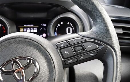 Toyota Yaris, 2022 год, 1 143 000 рублей, 15 фотография