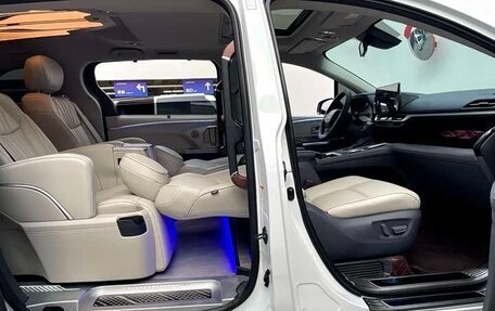 Toyota Granvia, 2024 год, 7 400 202 рублей, 13 фотография