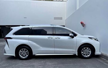 Toyota Granvia, 2024 год, 7 400 202 рублей, 24 фотография