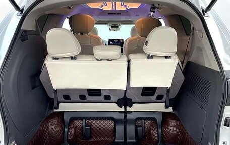 Toyota Granvia, 2024 год, 7 400 202 рублей, 26 фотография