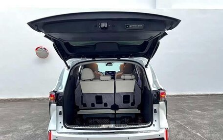 Toyota Granvia, 2024 год, 7 400 202 рублей, 31 фотография