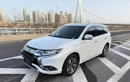 Mitsubishi Outlander III рестайлинг 3, 2022 год, 1 950 002 рублей, 4 фотография