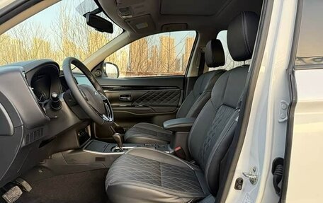 Mitsubishi Outlander III рестайлинг 3, 2022 год, 1 950 002 рублей, 6 фотография