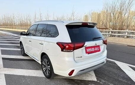 Mitsubishi Outlander III рестайлинг 3, 2022 год, 1 950 002 рублей, 10 фотография