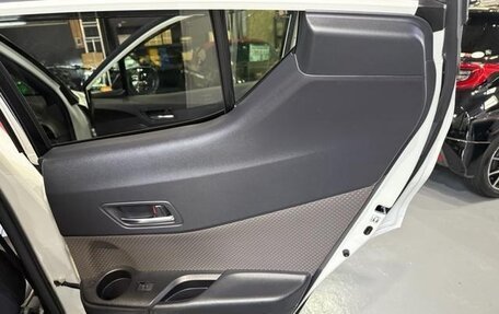 Toyota C-HR I рестайлинг, 2023 год, 1 598 000 рублей, 12 фотография