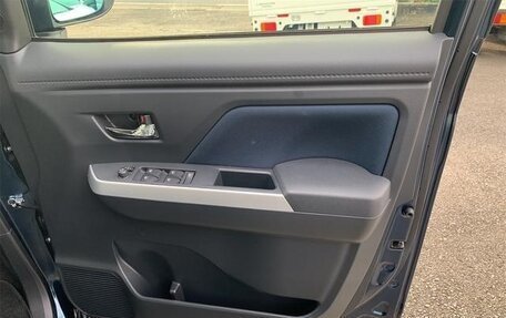 Toyota Roomy I, 2023 год, 17 фотография