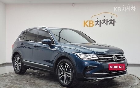 Volkswagen Tiguan II, 2023 год, 4 000 000 рублей, 2 фотография