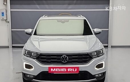 Volkswagen T-Roc I, 2021 год, 2 200 000 рублей, 2 фотография