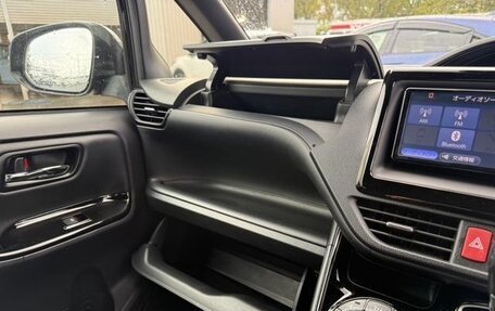 Toyota Noah III, 2019 год, 1 761 000 рублей, 27 фотография