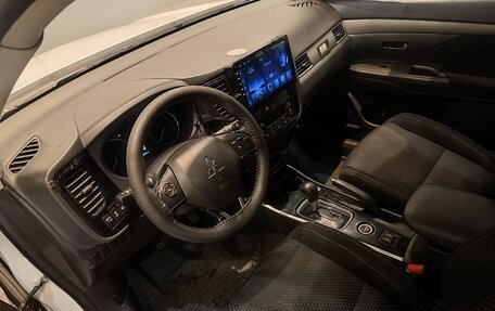 Mitsubishi Outlander III рестайлинг 3, 2017 год, 1 849 000 рублей, 10 фотография