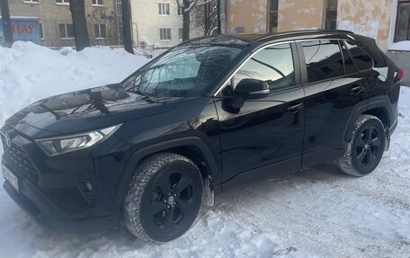 Toyota RAV4, 2021 год, 3 230 000 рублей, 1 фотография