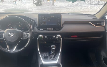 Toyota RAV4, 2021 год, 3 230 000 рублей, 10 фотография