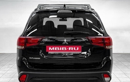 Mitsubishi Outlander III рестайлинг 3, 2021 год, 2 699 000 рублей, 6 фотография