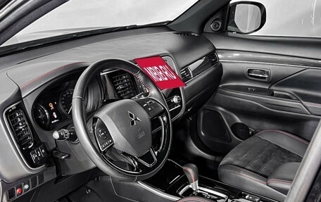 Mitsubishi Outlander III рестайлинг 3, 2021 год, 2 699 000 рублей, 14 фотография