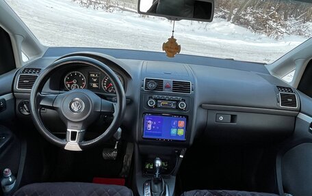 Volkswagen Touran III, 2011 год, 997 000 рублей, 4 фотография