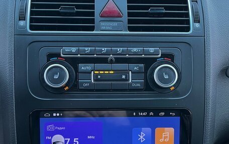 Volkswagen Touran III, 2011 год, 997 000 рублей, 6 фотография