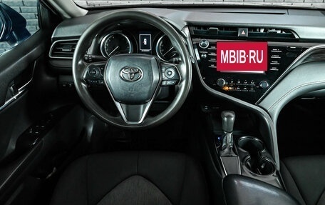 Toyota Camry, 2019 год, 2 000 000 рублей, 10 фотография