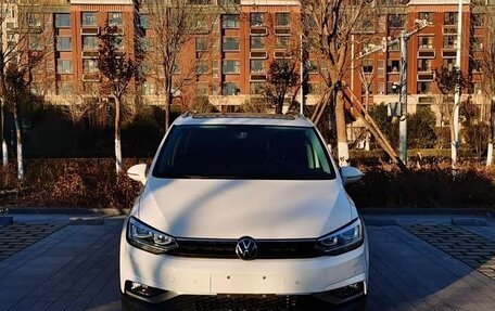 Volkswagen Touran III, 2023 год, 3 000 000 рублей, 2 фотография