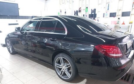 Mercedes-Benz E-Класс, 2019 год, 3 450 000 рублей, 4 фотография
