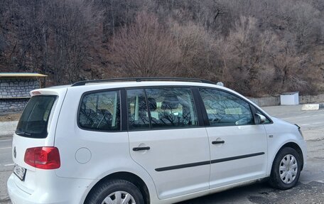 Volkswagen Touran III, 2014 год, 900 000 рублей, 3 фотография