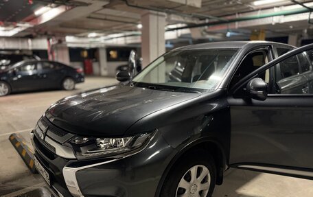 Mitsubishi Outlander III рестайлинг 3, 2020 год, 2 400 000 рублей, 2 фотография