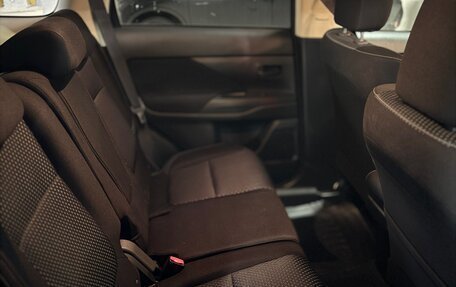 Mitsubishi Outlander III рестайлинг 3, 2020 год, 2 400 000 рублей, 4 фотография