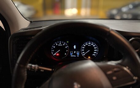 Mitsubishi Outlander III рестайлинг 3, 2020 год, 2 400 000 рублей, 7 фотография