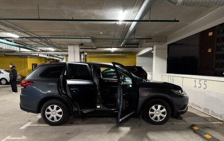 Mitsubishi Outlander III рестайлинг 3, 2020 год, 2 400 000 рублей, 13 фотография