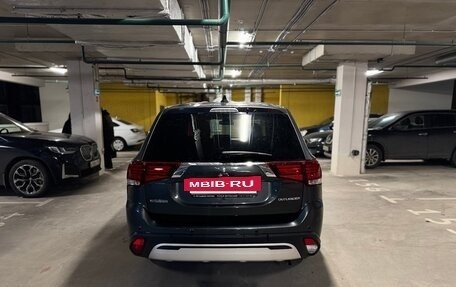 Mitsubishi Outlander III рестайлинг 3, 2020 год, 2 400 000 рублей, 9 фотография