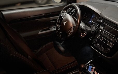 Mitsubishi Outlander III рестайлинг 3, 2020 год, 2 400 000 рублей, 17 фотография