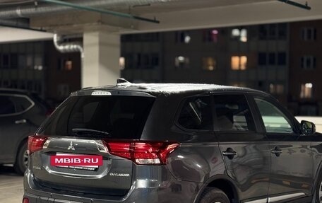 Mitsubishi Outlander III рестайлинг 3, 2020 год, 2 400 000 рублей, 11 фотография