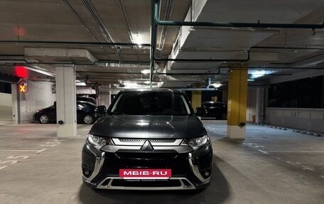Mitsubishi Outlander III рестайлинг 3, 2020 год, 2 400 000 рублей, 15 фотография