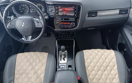 Mitsubishi Outlander III рестайлинг 3, 2019 год, 2 650 000 рублей, 13 фотография